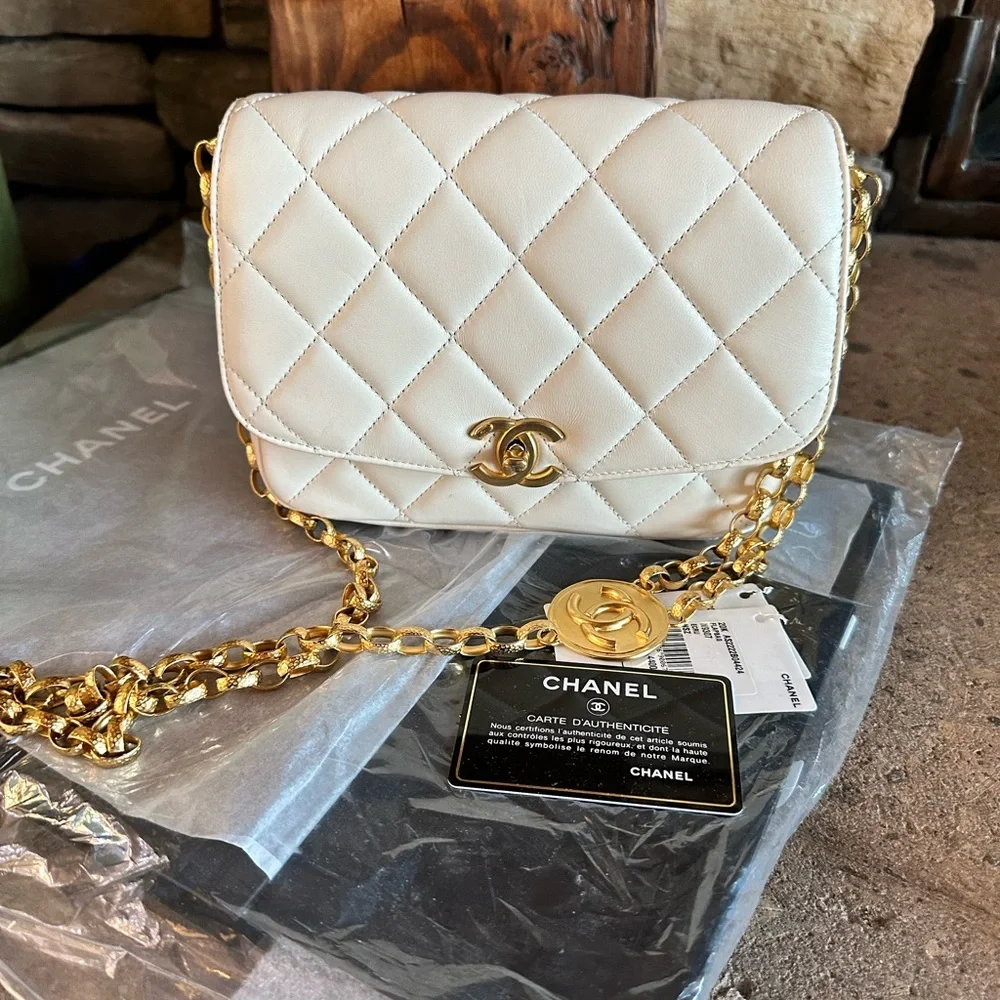 🚫SOLD🚫Auth. Chanel 2020 Lambskin flap w logo chain - Picture 5 of 14